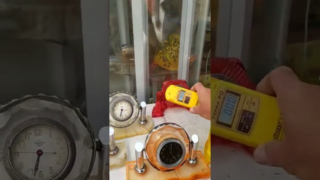 Проверка дозиметром танковых часов ЧЧЗ. У трех из пятнадцати- радиация запредельная! смотреть онлайн