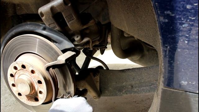 Volkswagen Passat B6 Фольксваген Пассат Б6 2 0 2007 года Замена задних тормозных колодок смотреть онлайн