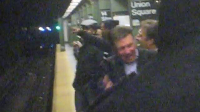 Audience of Subway performer sings along to The Beatles' "Hey Jude" played on his piano. смотреть онлайн