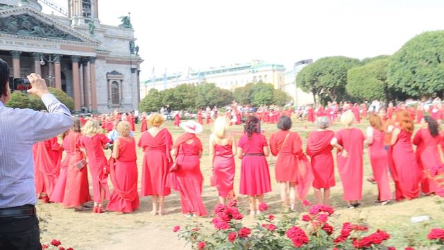 Непонятный перформанс на Исакиевской. Воскресенье, 30 июня 2024 г.