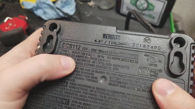 DeWALT DCB112 VS. DCB115 - Cordless Tool Battery Chargers 12V, 20V