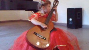 5-ти летняя девочка играет на гитаре