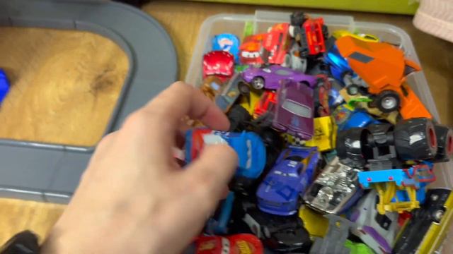 Looking For Lighnting McQueen Cars: Lightning McQueen, Miss Fritter, Sally, Mack, Doc Hudson, Mater