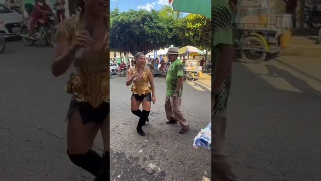 Ella una gran artista,No se achola y baja de la tarima a bailar con su público смотреть онлайн