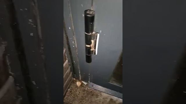 Лопнула дверная петля #секретыоконщика #ремонтдверей #заменапетель