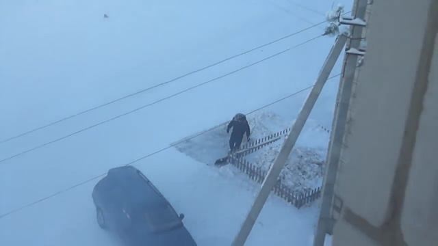 Мужик роет могилу для своей машины смотреть онлайн