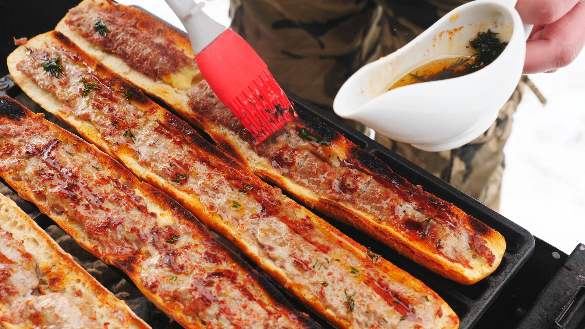 Показываю как вкусно приготовить багет с фаршем на мангале. Пока маринуется мясо. смотреть онлайн