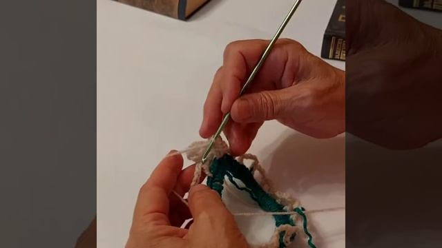 Резинка для волос с бусинками. Уроки вязания. смотреть онлайн