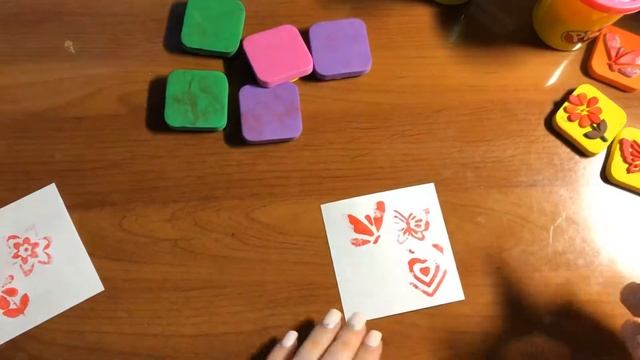 СТАВИМ РАЗНОЦВЕТНЫЕ ПЕЧАТИ/ШТАМПЫ//ВЕСЁЛАЯ ИГРА//РАЗНЫЕ ЦВЕТА смотреть онлайн