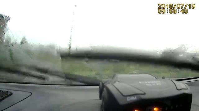 удар молнии в леп 10000 вольт рядом с машиной смотреть онлайн