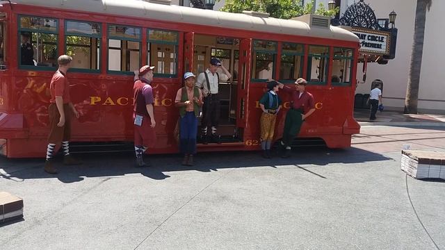 Red Car Trolley News Boys - Disney California Adventure Park смотреть онлайн