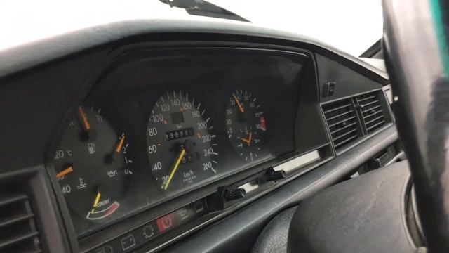 Engine start of a 1990 Mercedes 190 EVO смотреть онлайн