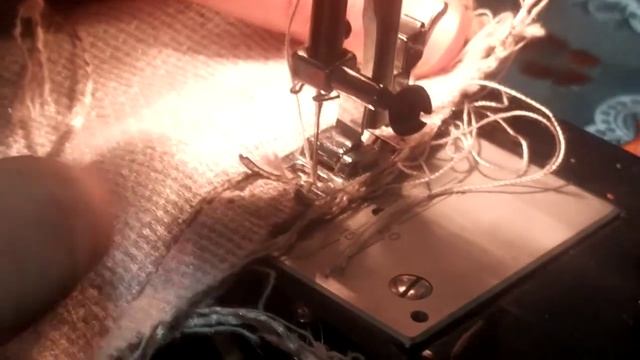 Швейная машина не шьёт. Верхняя нитка наматывается на челнок. смотреть онлайн