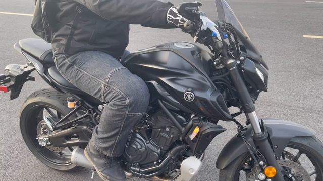 Yamaha mt-07 wheelies / Suzuki Gsxr 750 wheelie practice pt.1 смотреть онлайн