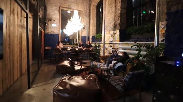 В Киеве открылось концептуальное заведение «Молодость» с селедочкой и борщом, как у мамы смотреть онлайн
