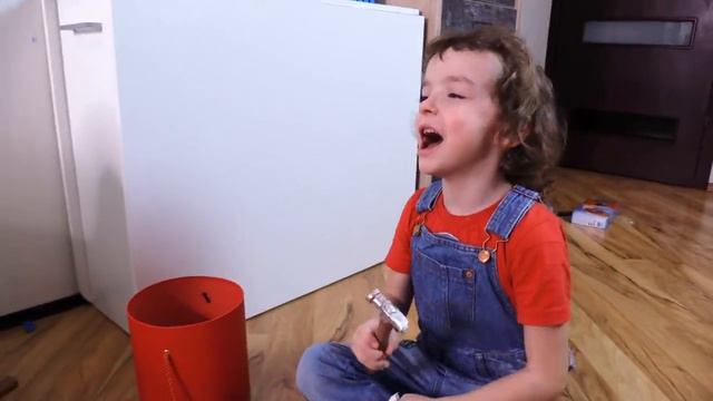 Макар ест молоток? Игра шоколад как съедобное и настоящее смотреть онлайн