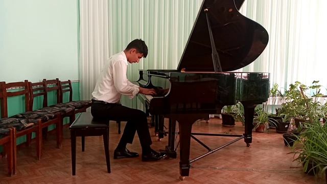 Иномжонов Санъатбек.Л.В.Бетховен крупная форма Соната 8-,,потетическая" до минор! смотреть онлайн