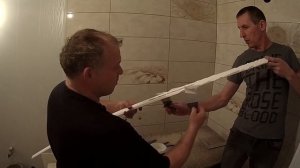 Как приклеить потолочный угловой плинтус в ванной.