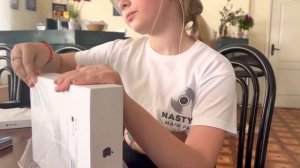 Крутая распаковка iPad и Apple Pencil￼