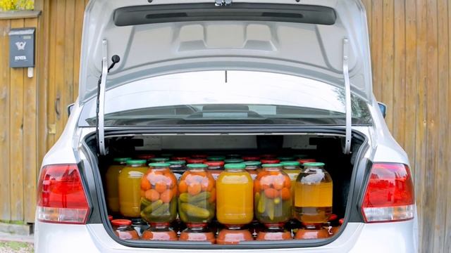 Тест на вместительность: сколько трехлитровых банок помещается в багажник Polo cедан? смотреть онлайн