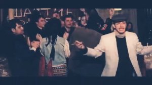 Пацан молодой она молодая