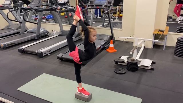 Мирослава в Хрустальном ⛸ минус 1кг с Новогодних праздников ? Фигурное катание! Lebedeva Miroslava! смотреть онлайн