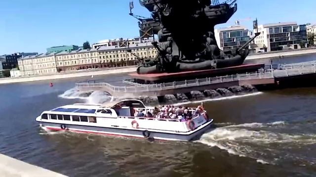 последнее видео речные трамвайчики около памятника Петра 1 смотреть онлайн