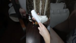 Оклеивание коньков защитным скотчем.