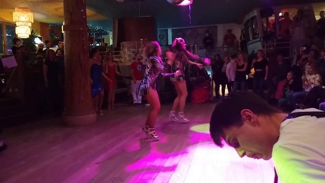 Бразильская самба в Тики баре смотреть онлайн