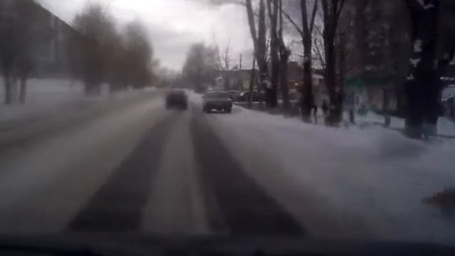 Кошка переходит по пешеходу смотреть онлайн