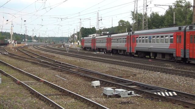 Электропоезд ЭД4М-0357 заходит на станцию Бужаниново. смотреть онлайн