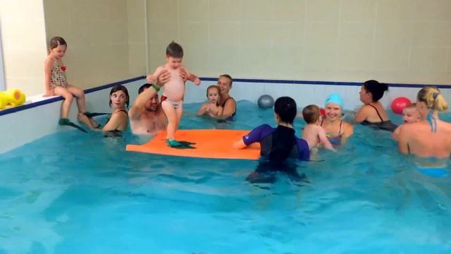 Водопад у малышей-Обучение плаванию в бассейне в Минске(Курсы,Секция,занятия) смотреть онлайн