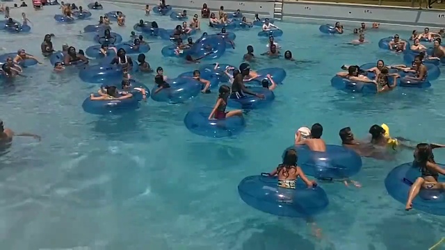 Спасатель вовремя заметил нуждающегося в помощи ребенка смотреть онлайн