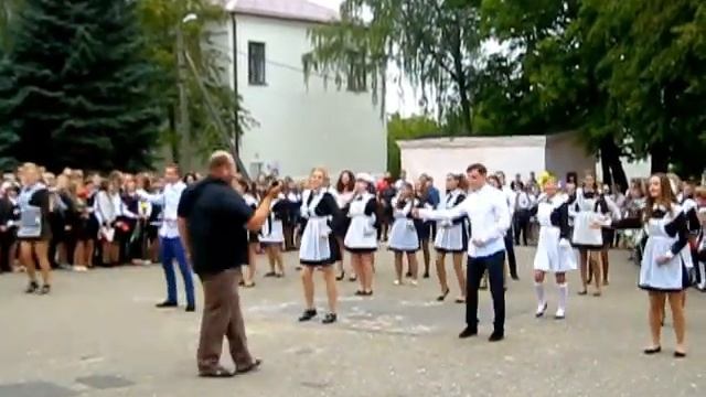 Копия видео "Танец на первый звонок в 11 классе,2016" смотреть онлайн