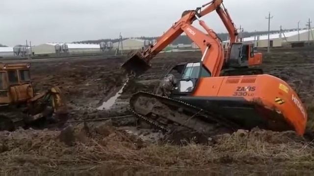 Хитачи 330 застрял в грязи