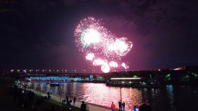 Прогулка по Воробьевской набережной 9 Мая, смотрим салют | Москва | Moscow walk 4K 30 fps ASMR 2023 смотреть онлайн