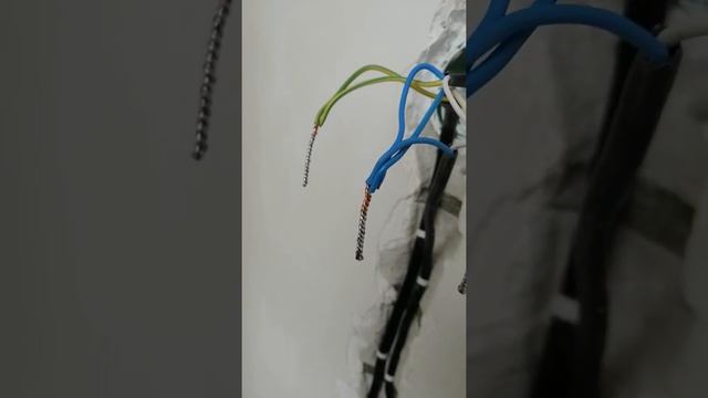 Пайка эл контактов в распред коробке. Припой ПОС 61, флюс СКФ. смотреть онлайн