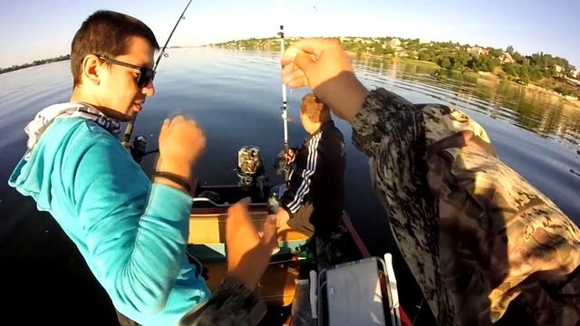 Ловля морской селедки в Днепре ! Рыбалка на пузанка Херсон сезон2018 смотреть онлайн