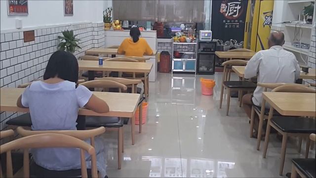 Обедаем рядом с отелем Hua Bao Shi в г. Санья на о. Хайнань в Китае смотреть онлайн