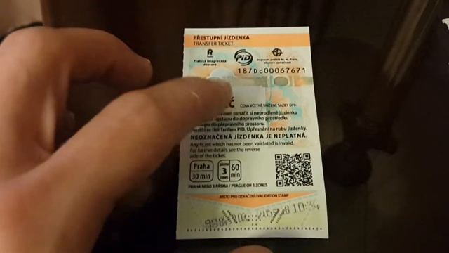 Покупка билета на общественный транспорт в кассе метро Праги. Внешний вид немного отличается смотреть онлайн