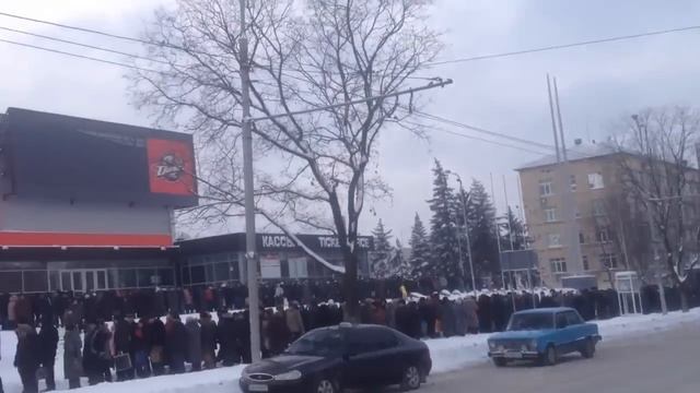 Вчера огромная очередь около ДС Дружба по Ильича Донецк 02 11 2014 смотреть онлайн