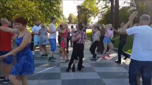 Я ОБНИМАЮ И ЦЕЛУЮ ТОЛЬКО ТЕБЯ!!!ТАНЦУЮЩИЙ ХАРЬКОВ!!! смотреть онлайн