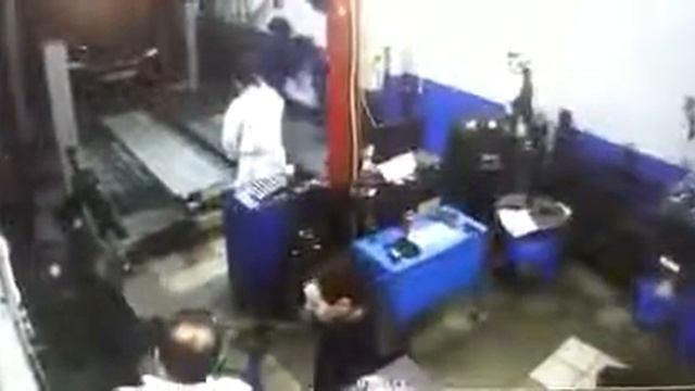 Как женщины въезжают в автосервис! ПРИКОЛ! смотреть онлайн