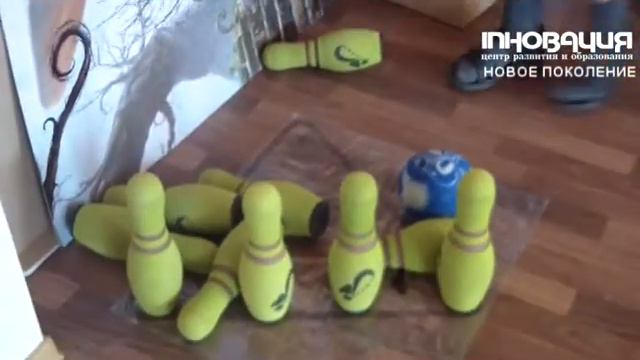 Влад и Артем учать играть в боулинг смотреть онлайн