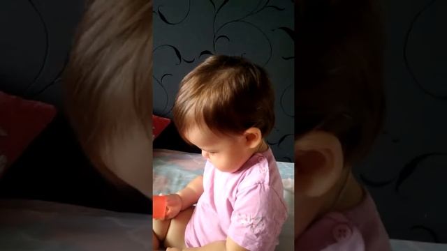 Ребёнок показывает как делает ёжик. Самый милый ребёнок. Покажи ёжика.Child. We're having fun. Girl смотреть онлайн
