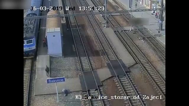 ЖЕНЩИНУ СБИВАЕТ ПОЕЗД НА СКОРОСТИ 257 КМ/ЧАС | ЖЕСТЬ | ЧЕХИЯ смотреть онлайн