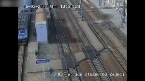 ЖЕНЩИНУ СБИВАЕТ ПОЕЗД НА СКОРОСТИ 257 КМ/ЧАС | ЖЕСТЬ | ЧЕХИЯ