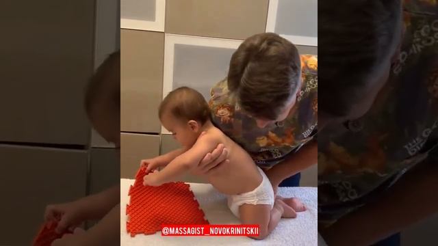 Как научить ребёнка вставать у опоры? Упражнение Новокриницкого. смотреть онлайн