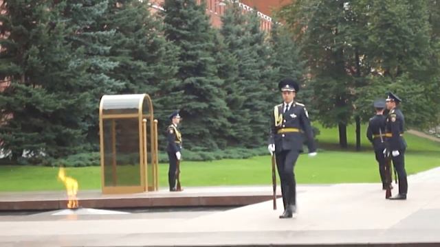 смена караула у Вечного огня смотреть онлайн