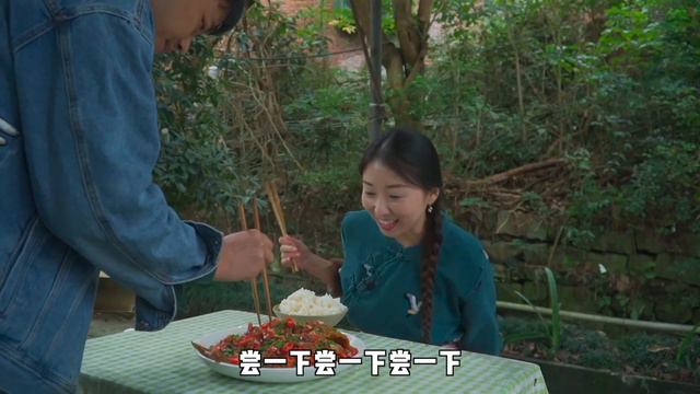 小雨用泡蘿蔔紅燒鱸魚，魚肉細嫩酸辣開胃，金老師誇讚確實好吃【市民朱小雨】